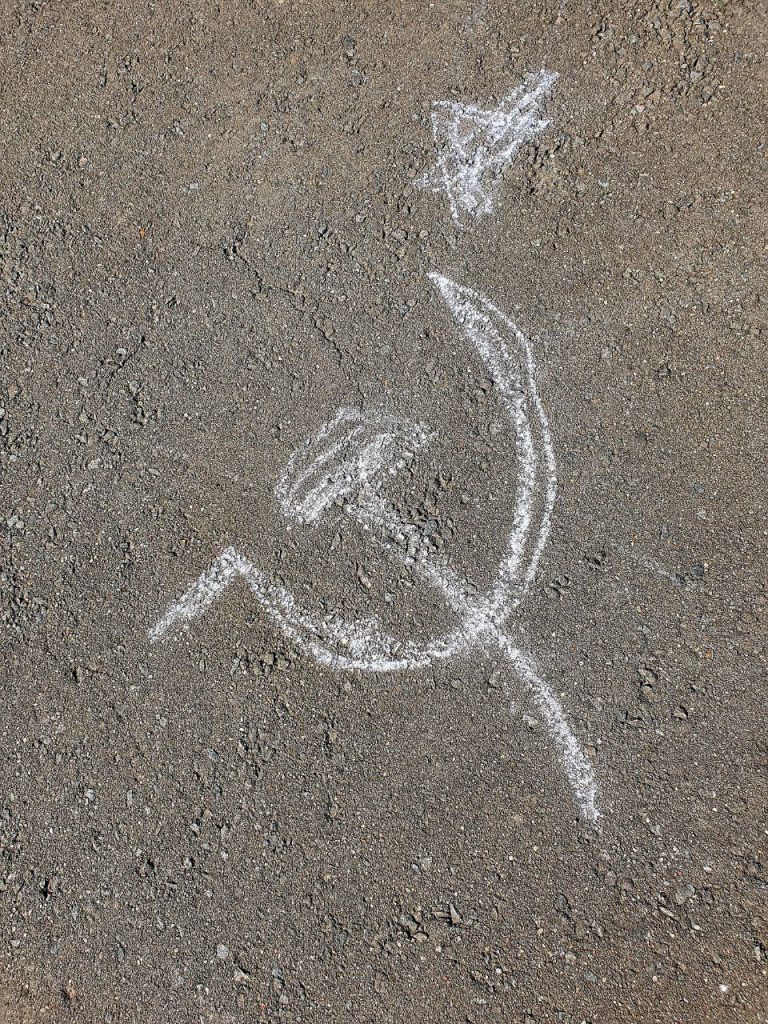 Детский рисунок на асфальте.