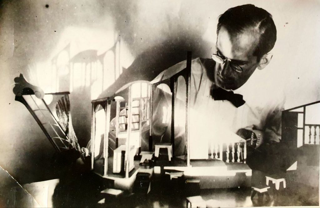 Владимир Николаевич Мюллер (1887 - 1979) работает над макетом к спектаклю "Праздник крови", Массодрам, Одесса, 1924